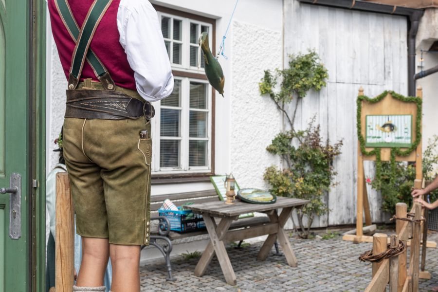 Junger Trachtenträger bei traditionellem Kirchtagsbrauch