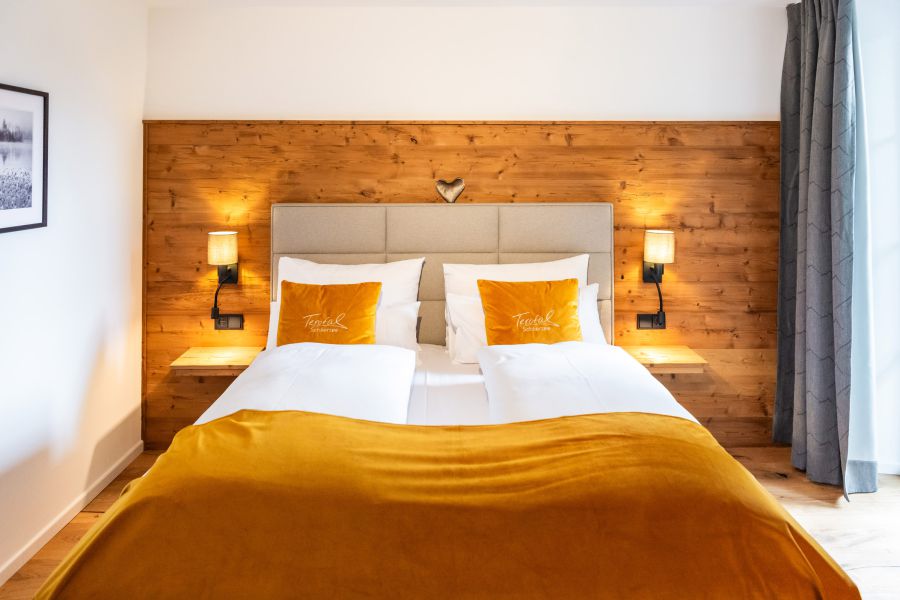 Doppelbett im Superior-Zimmer im Hotel Terofal in Schliersee