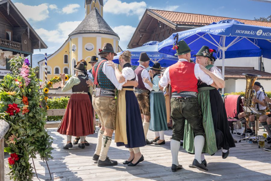 Trachtengruppe beim gemeinsamen Tanz auf dem Schlierseer Kirchtag