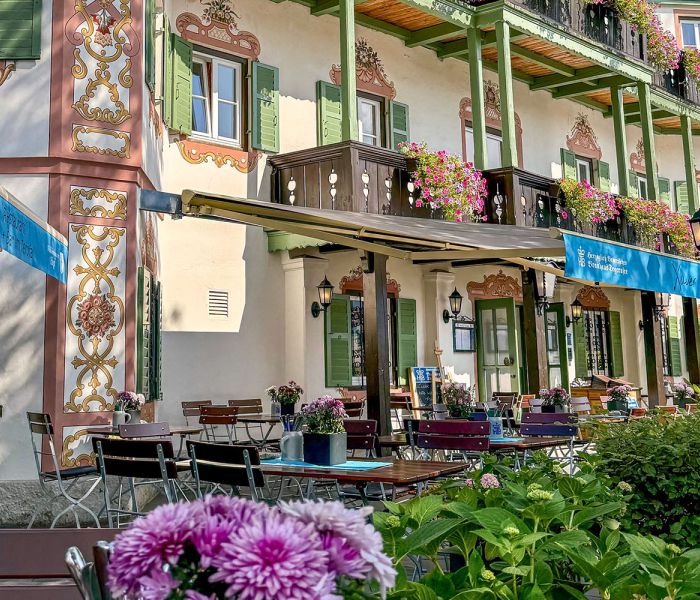 sonnige Terrasse des Restaurantes Xaver in Schliersee