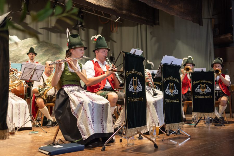 Traditionelle Musikkapelle auf der Bühne beim Kirta-Fest im Schlierseer Bauerntheater