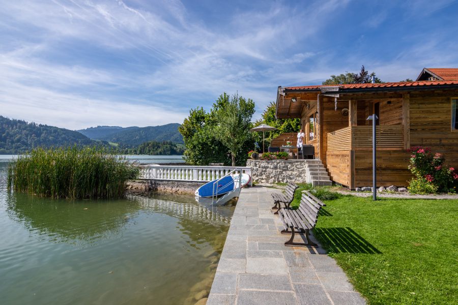 View of the garden and terrace of the “Liserl” apartment with direct lake access
