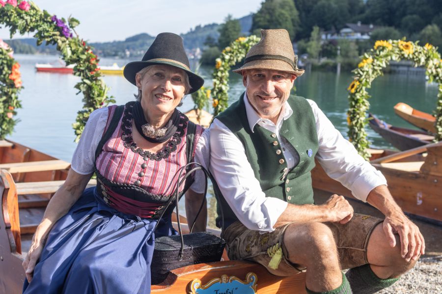 Zwei Personen in traditioneller Tracht auf einer historischen Plätte am Schliersee