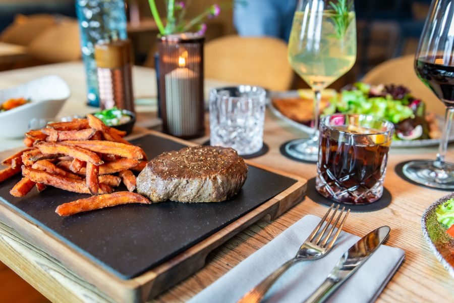 Steak mit Süßkartoffelpommes im Restaurant Xaver in Schliersee