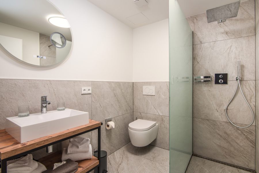 Bad mit Dusche im Superior-Zimmer im Hotel Terofal in Schliersee