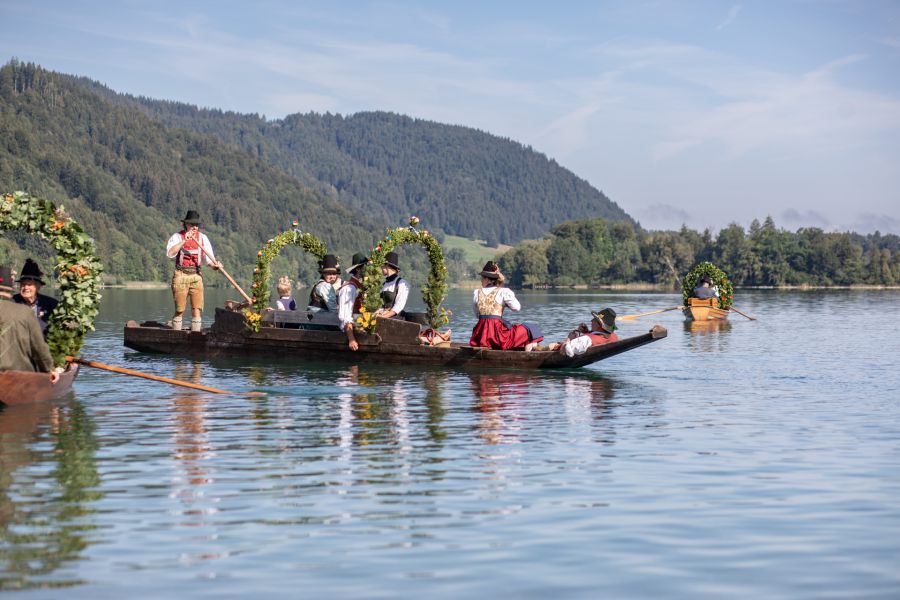 Historische Plätten mit Trachtengruppen während der Überfahrt über den Schliersee