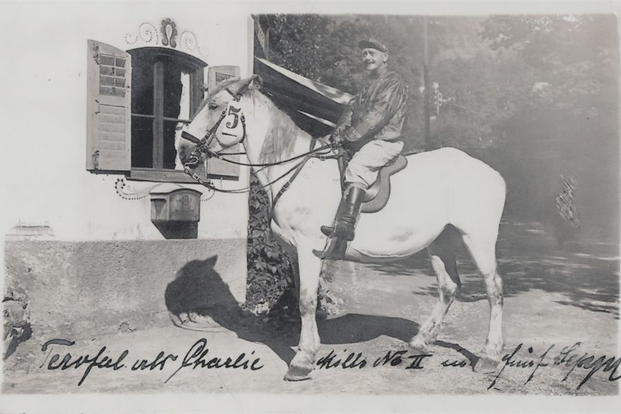 historische Aufnahme von Xaver Terofal auf einem Pferd vor dem Hotel Terofal in Schliersee
