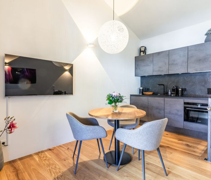 Upper floor with dining table and kitchen in the “Leni” holiday apartment at Seeheimat in Schliersee