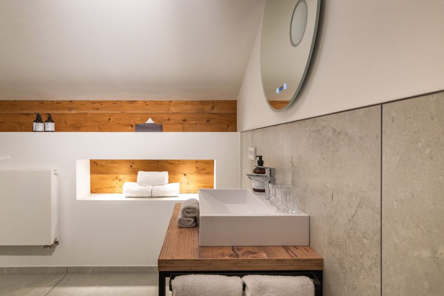 Bad mit Waschtisch und Fenster im Wellness-Zimmer im Hotel Terofal in Schliersee