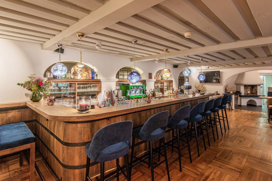 View of the bar with bar stools at Xaver in Schliersee