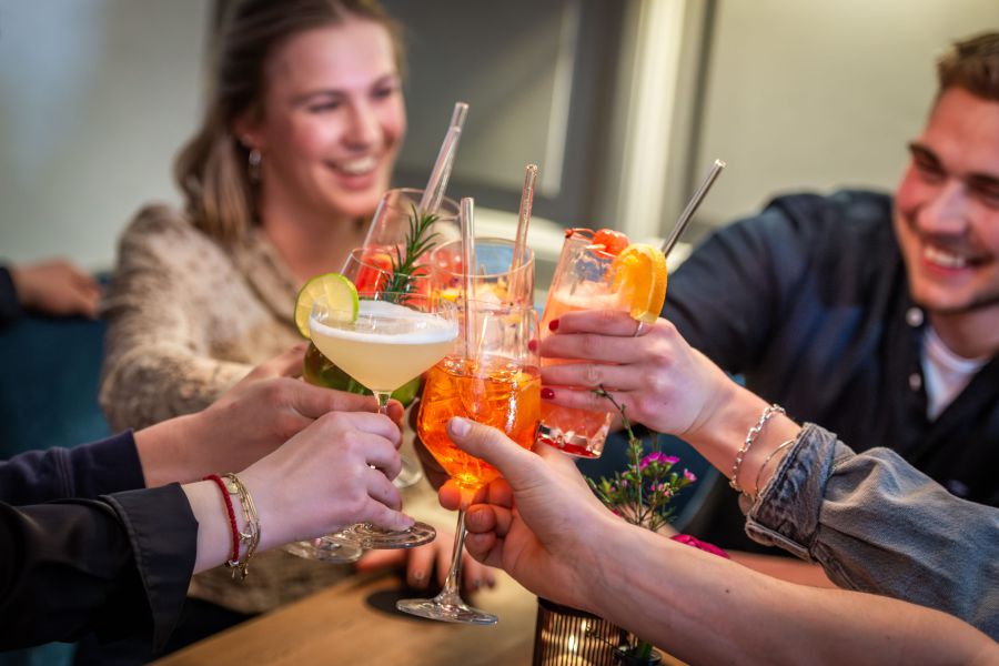 Gäste der Bar Xaver in Schliersee stoßen mit Drinks und Cocktails an