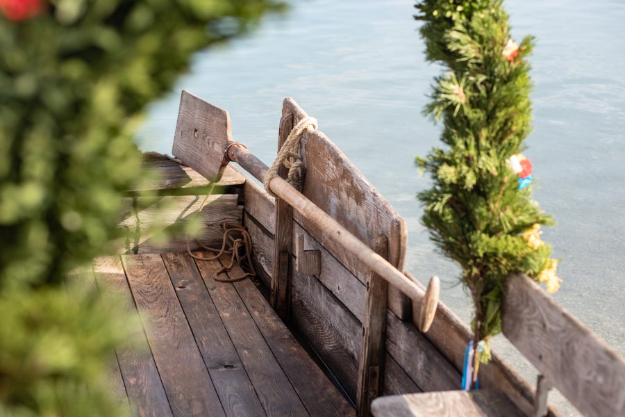 Detail einer historischen Holzplätte mit Blumenschmuck am Schliersee