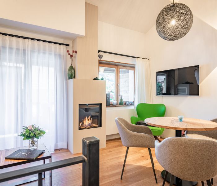 Obergeschoss mit Sofa, Essecke und Kamin in der Ferienwohnung Seppi in der Seeheimat in Schliersee