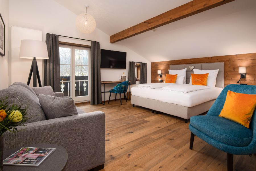 Sauna und Sitzecke im Welnneszimmer im Hotel Terofal in Schliersee