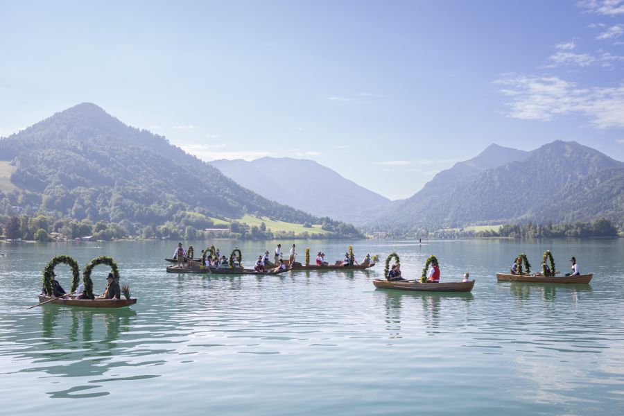 Historische Plätten vor der Alpenkulisse auf dem Schliersee