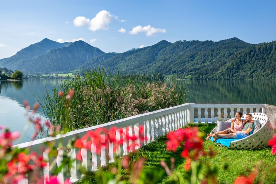 View into the garden of the “Liserl” apartment at Seeheimat, directly on Lake Schliersee with views of the surrounding mountains