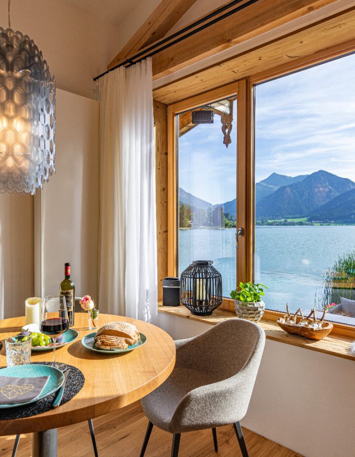 Ferienwohnung der Seeheimat in Schliersee, Blick vom Wohnzimmer auf den See und den umliegenden Bergen