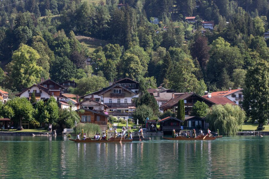 Blick über den Schliersee mit historischen Plätten und Uferhäusern