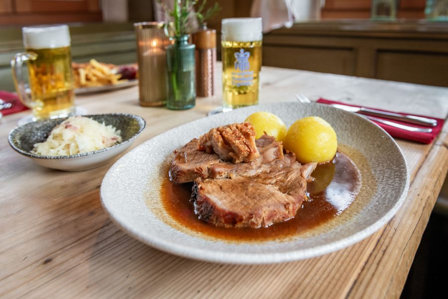 Schweinsbraten mit Kartoffelknödel in Restaurant Xaver in Schliersee