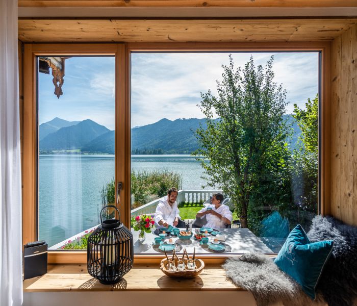 Blick aus dem Fester auf den Schliersee und die Berge in der Ferienwohnung Liserl in der Seeheimat in Schliersee