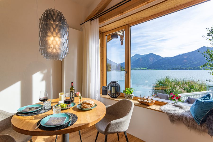 Blick vom Essbereich der Ferienwohnung Liserl in der Seeheimat in Schliersee auf den See mit den umliegenden Bergen