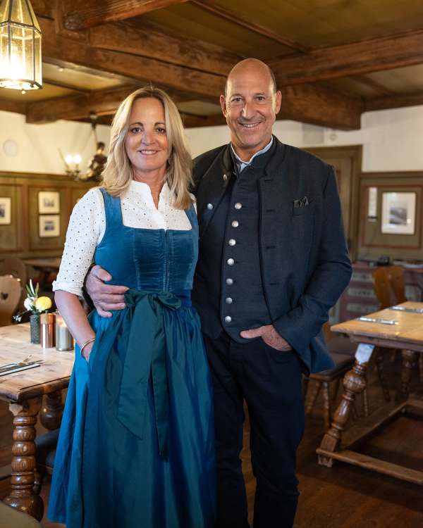 Markus und Ute Leitner, Besitzer des Hotel Terofals in Schliersee, vorm Eingang des Restaurants Xaver
