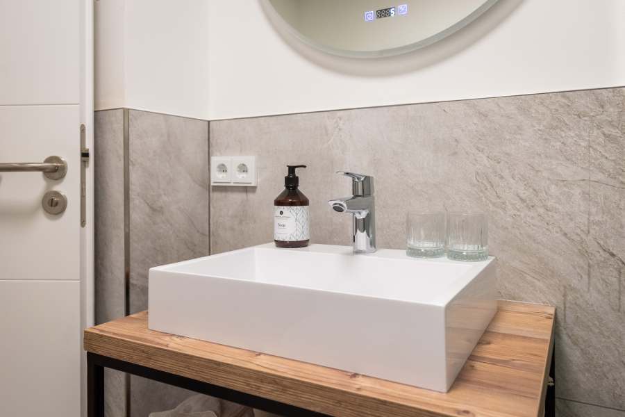 Bad mit Waschtisch im Standard-Zimmer im Hotel Terofal in Schliersee