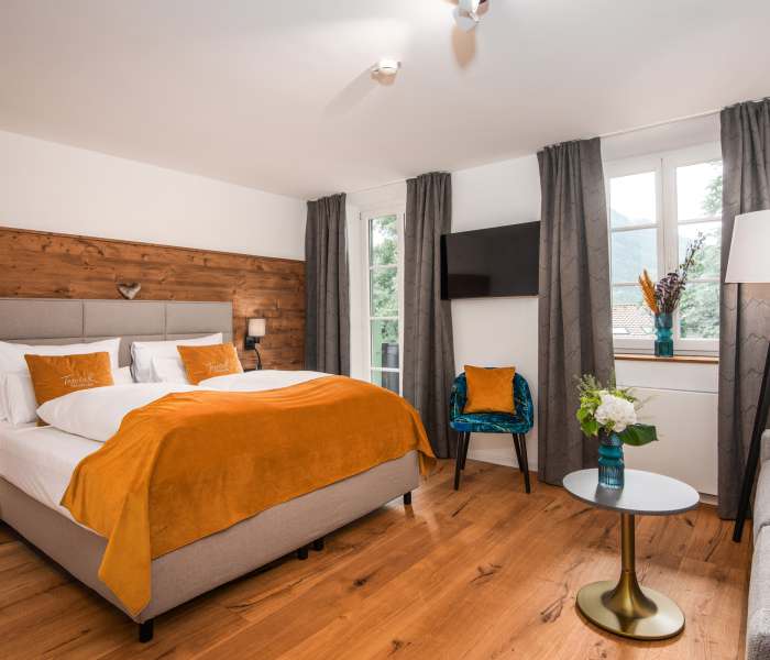 Bild des Superior-Zimmers im Hotel Terofal in Schliersee mit Doppelbett und Balkon mit Bergblick