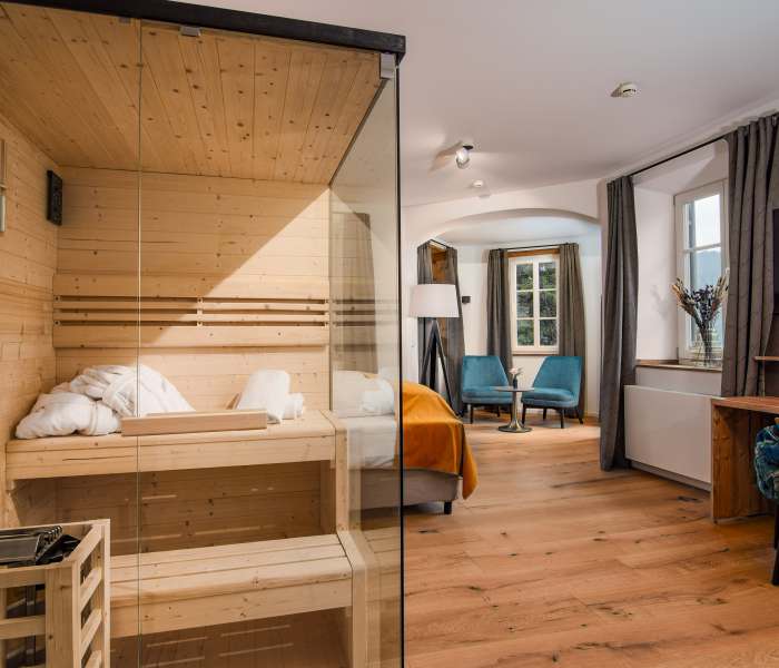 Bild des Wellness-Zimmers im Hotel Terofal in Schliersee mit Doppelbett, Erker und Sauna