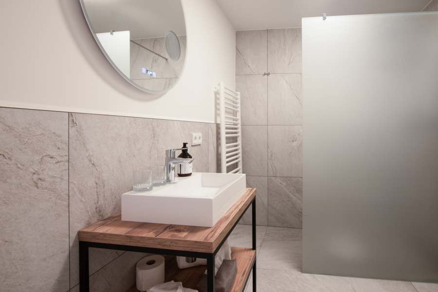 Bad mit Dusche im Deluxe-Zimmer im Hotel Terofal in Schliersee