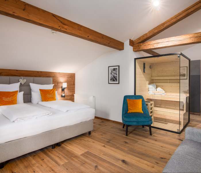Bild des Wellness-Zimmers im Hotel Terofal in Schliersee mit Doppelbett und Sauna