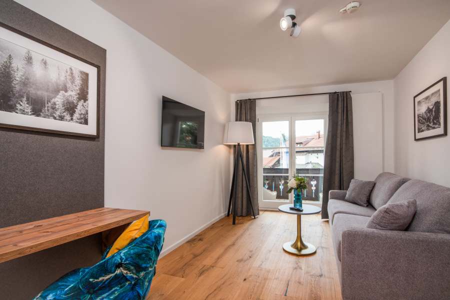 Sofa und Schreibtisch im Deluxe-Zimmer im Hotel Terofal in Schliersee