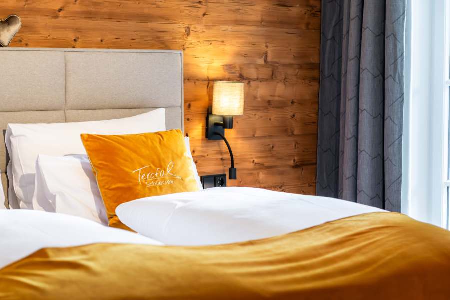 Detail vom Doppelbett im Superior-Zimmer im Hotel Terofal in Schliersee