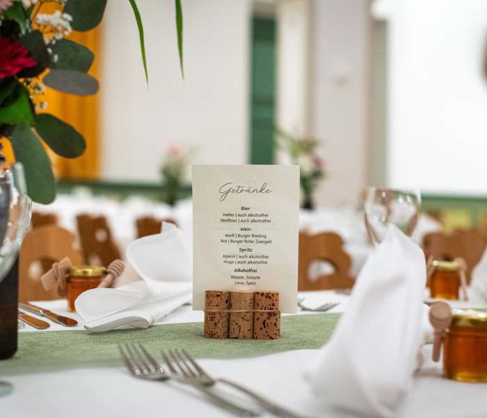 Mit Blumenschmuck festlich gedeckter Tisch im Bauerntheater Schliersee