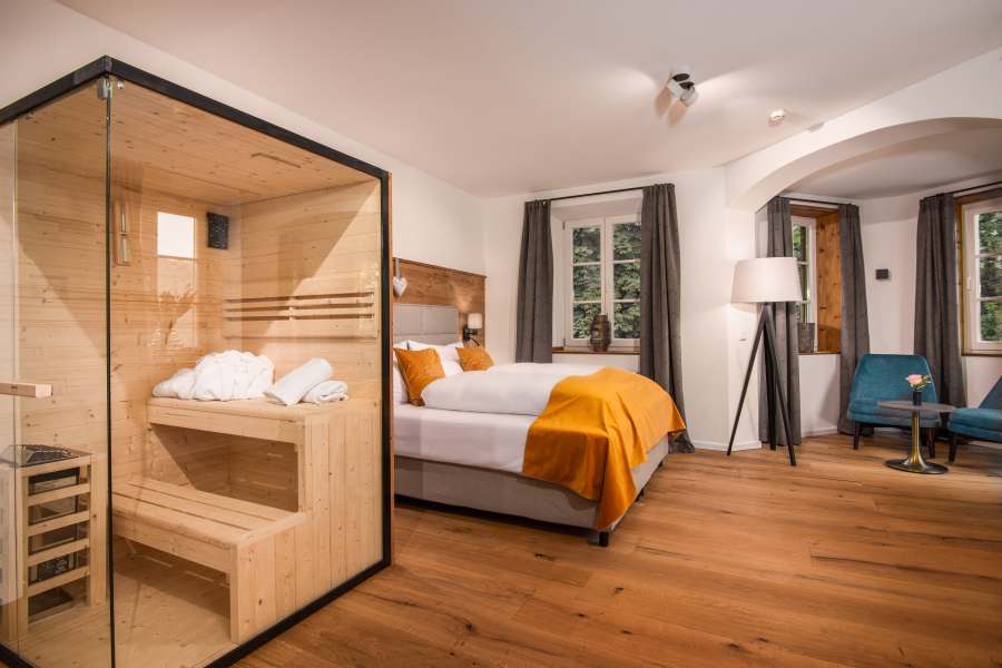 Wellness-Zimmers im Hotel Terofal in Schliersee mit Doppelbett, Erker und Sauna