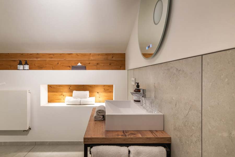 Bad mit Waschtisch und Fenster im Wellness-Zimmer im Hotel Terofal in Schliersee