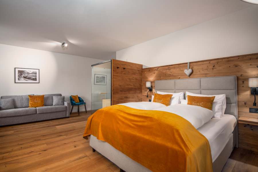 Wellness-Zimmers im Hotel Terofal in Schliersee mit Doppelbett, Sofa und Sauna