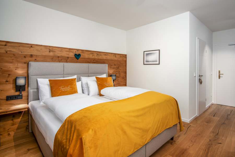 Standard-Plus-Zimmer im Hotel Terofal in Schliersee mit Doppelbett