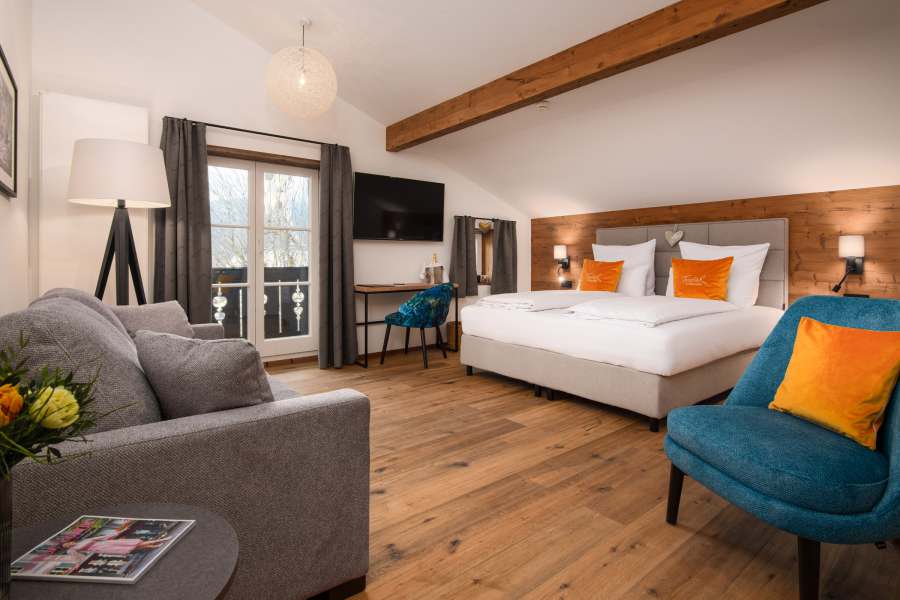 Sauna und Sitzecke im Welnneszimmer im Hotel Terofal in Schliersee